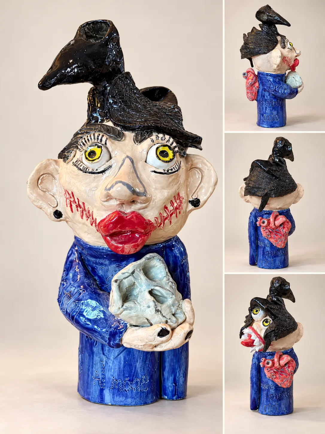 Personnage en céramique bleue coiffé d'un corbeau noir et tenant un crâne.