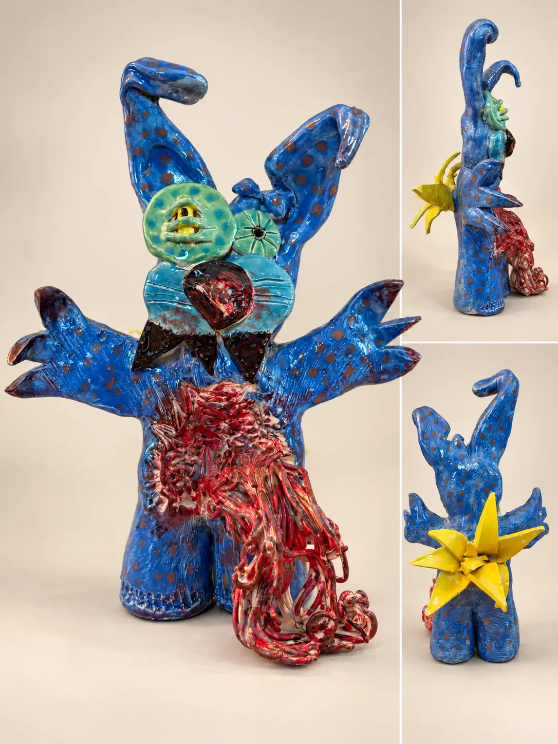 Lapin bleu en céramique aux bras écartés, parcouru de détails rouges.