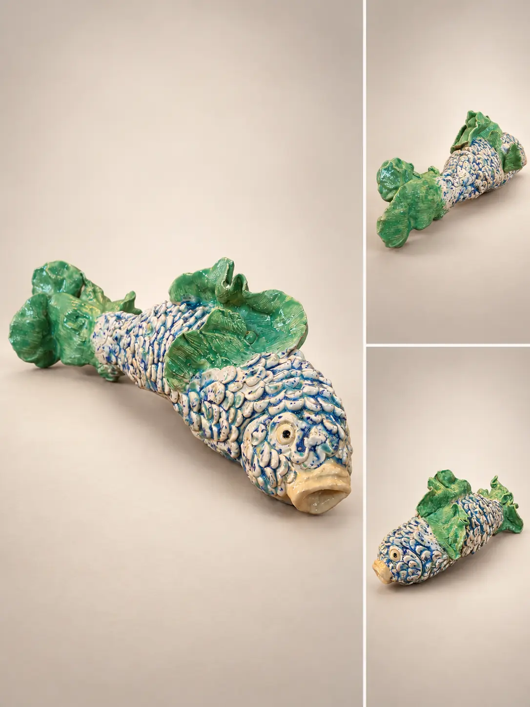 Deux poissons allongés en céramique bleue, blanche et verte.